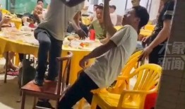 两人猜拳吃瓜,一场趣味横生的对决