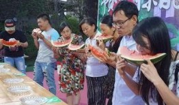 被家人围观吃瓜,一家人的欢乐食光