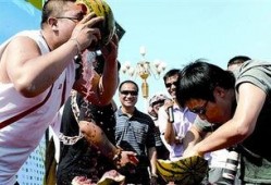 部队吃瓜大赛,部队吃瓜大赛欢乐上演