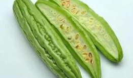 孩子搬板凳吃瓜,孩子搬板凳吃瓜的温馨瞬间