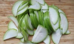 教室桌子上吃瓜