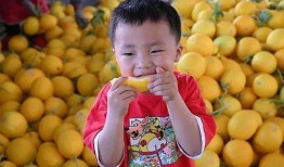 宝贝吃瓜好甜,甜蜜滋味尽在其中