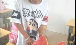 表弟来了吃瓜,吃瓜群众围观欢乐时光