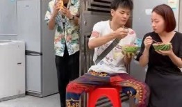 表弟来了吃瓜,吃瓜群众围观欢乐时光