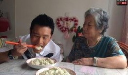 祖孙吃瓜温馨场景,瓜香四溢的温馨时光