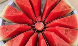 在城市吃瓜情景,瓜香四溢的夏日闲情