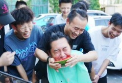 跳舞老师给他吃瓜,跟随跳舞老师共赴甜蜜瓜田之旅