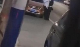 男女当众亲密吃瓜,揭秘男女吃瓜背后的情感纠葛