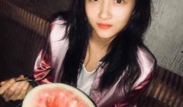 丑女吃瓜图片素材,丑女与神秘瓜果的奇幻之旅