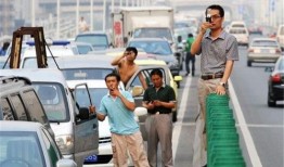 吃瓜群众危险gif,GIF记录惊魂一幕