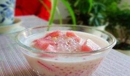 吃瓜群众喝酸奶,畅享美味与健康