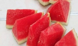 在城市吃瓜情景,瓜香四溢的夏日闲情