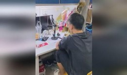 男子吃瓜尴尬视频播放,网友直呼“太真实”