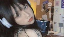 埋头吃瓜头像女,一位埋头吃瓜的时尚女生