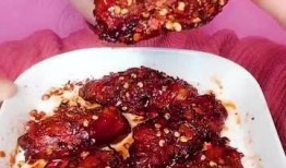 美女吃麻辣鸡瓜,美女挑战麻辣鸡瓜，舌尖上的视觉盛宴