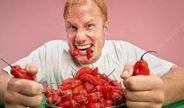 老头伸舌吃瓜,老头伸舌吃瓜，回味人生百态