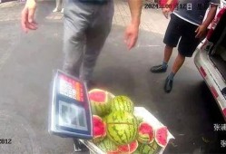 吃瓜群众围观民警,一场别开生面的街头互动