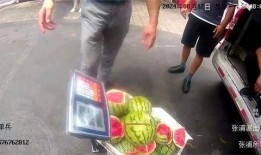 吃瓜群众围观民警,一场别开生面的街头互动