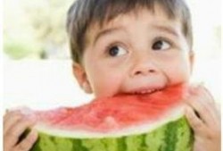 小孩吃瓜照片情侣头像,甜蜜情侣头像背后的童趣时光