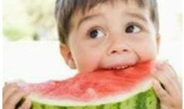 小孩吃瓜照片情侣头像,甜蜜情侣头像背后的童趣时光