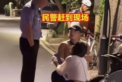 泰国街头男女吃瓜,男女围坐吃瓜，共享悠闲时光