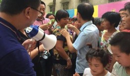 被家人围观吃瓜,一家人的欢乐食光