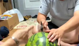 韩国家庭吃瓜,夏日美食文化一瞥