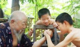 祖孙吃瓜温馨场景,瓜香四溢的温馨时光