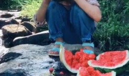 桥下面吃瓜,夏日里的悠闲时光