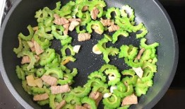 快手林露露吃瓜